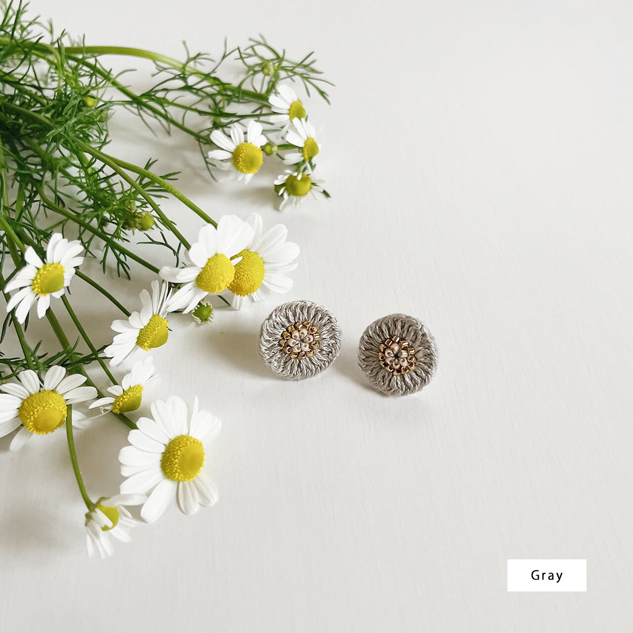 Flower motif earring