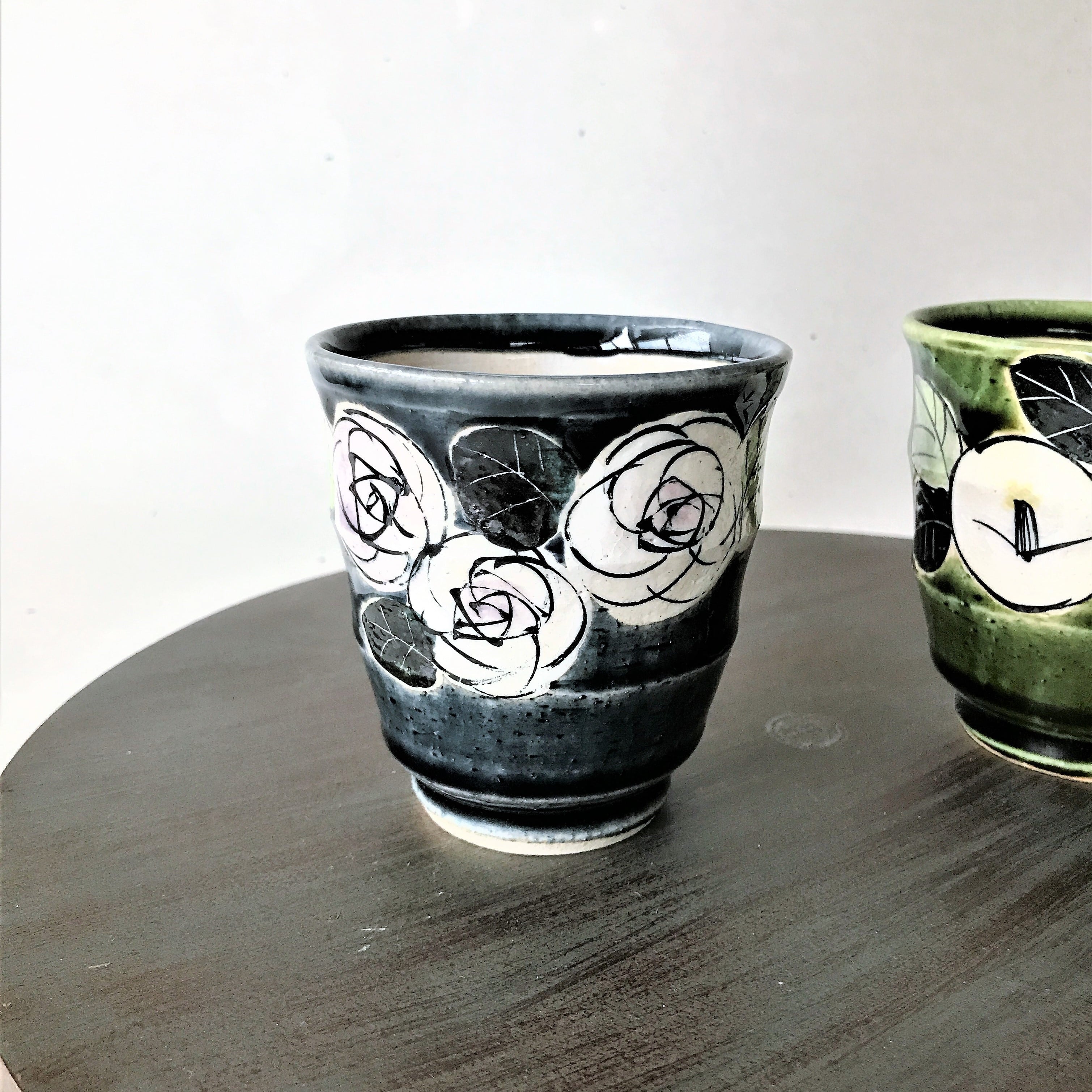 お湯呑み　藍ばらと織部黒椿