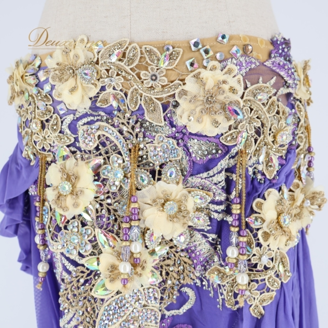 ベリーダンス オリエンタル 衣装 上下セット パープル系 クイーン Queen トップス スカート アーム アーム飾り 紫 鮮やか ラインストーン 花 上品 スリット 豪華 装飾 かわいい ダンス衣装 ステージ イベント インナーパンツ