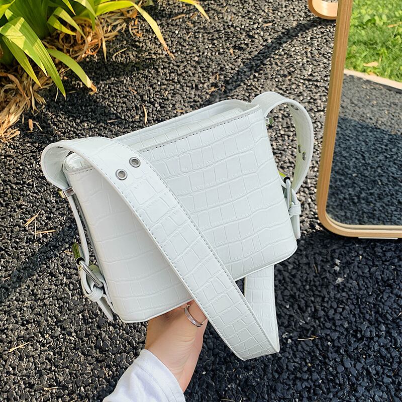 新しい小さなバッグ女性バッグ2020新しい波ネット赤いテクスチャワイルドメッセンジャーバッグファッションブロードバンドショルダーバッグ Tiancai_Wing_Bag7957090