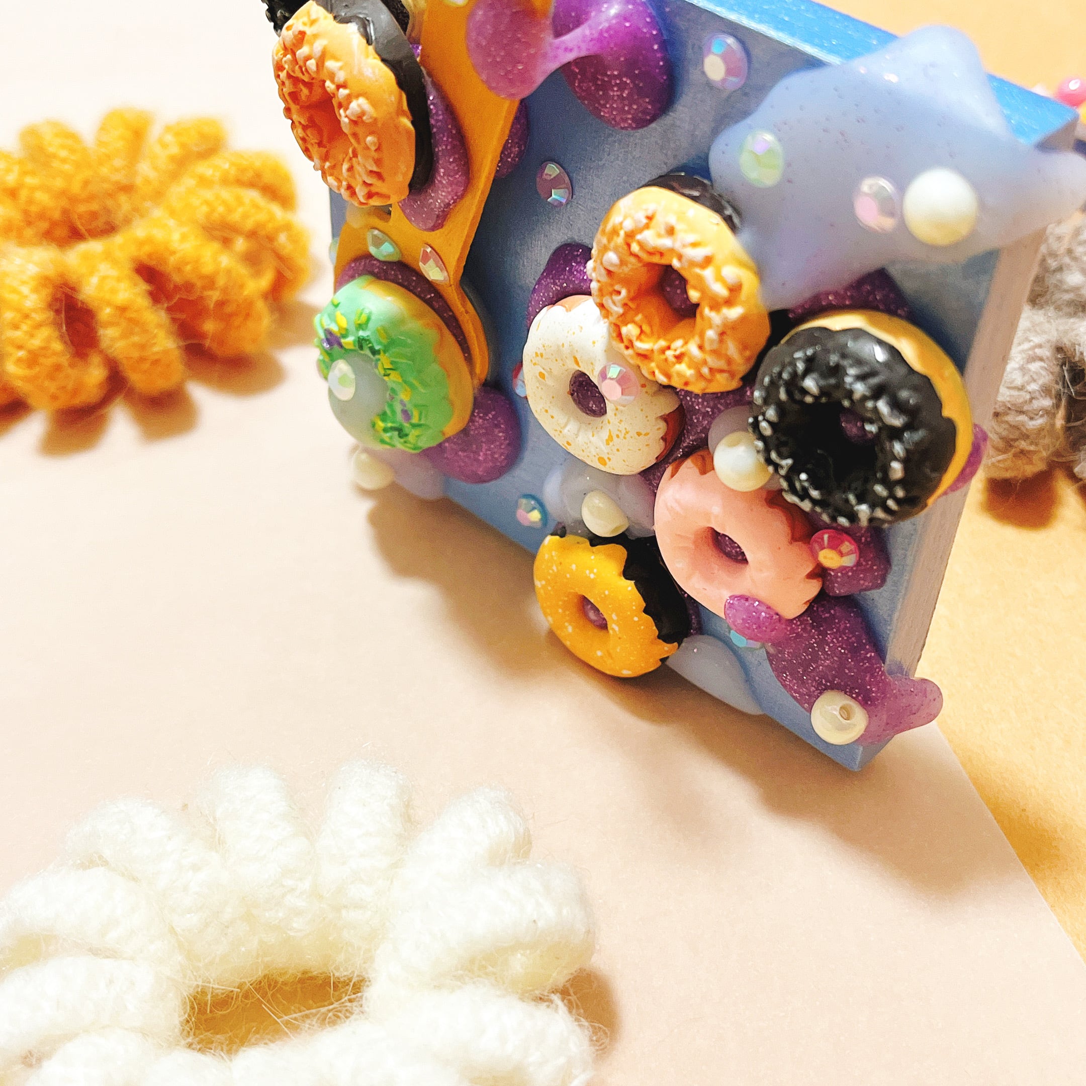 急須とドーナツのハーフ／オブジェ クリスピー・クリーム・ドーナツの夏限定ハワイアンドーナツ