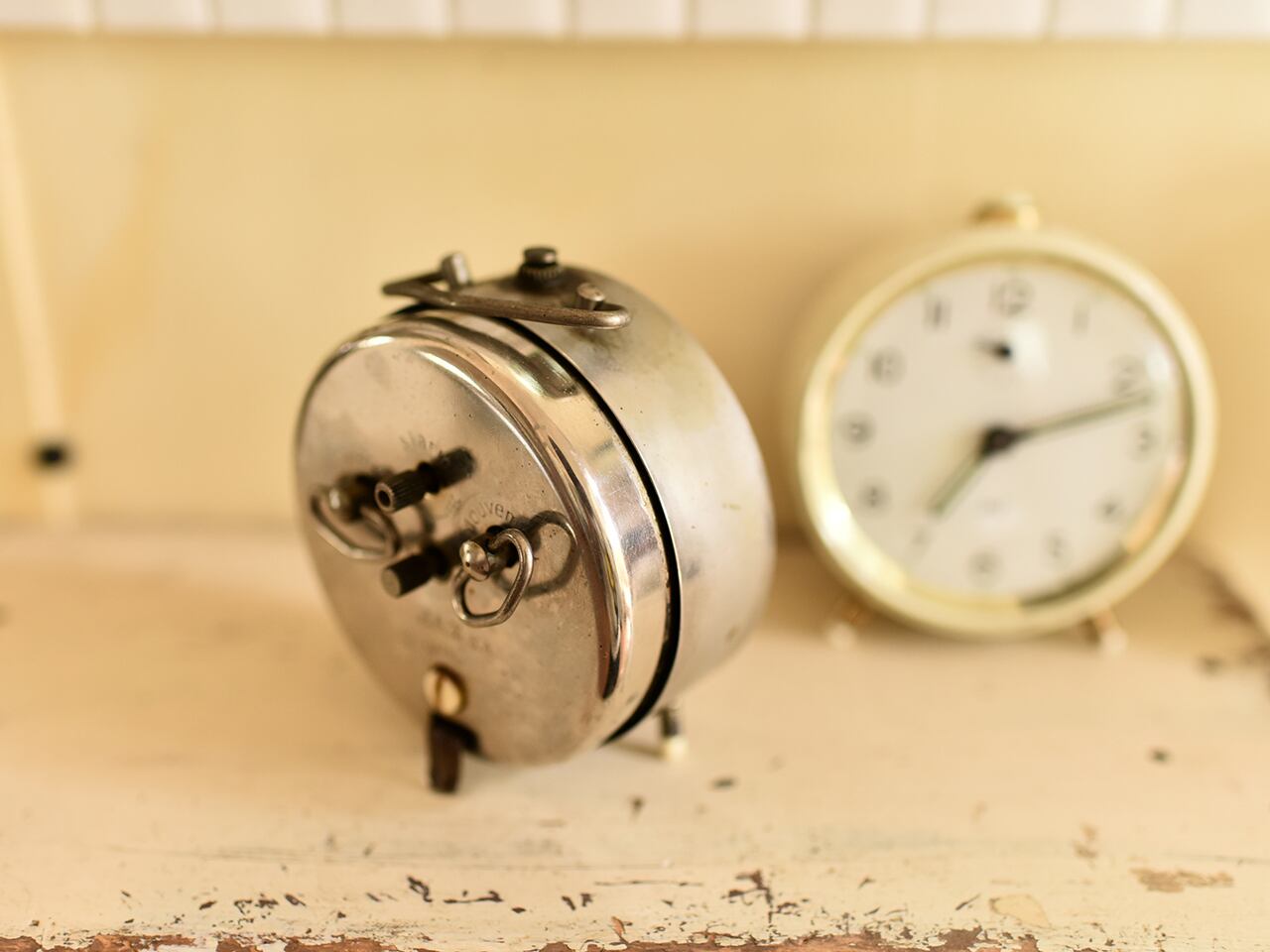 真鍮色がシックで雰囲気のあるJAZ 置き時計(実働)フレンチブロカント