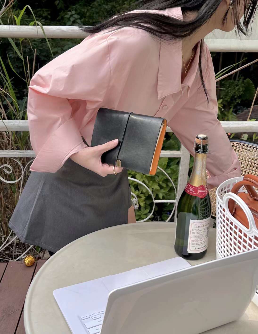 ペールカラー　Vネックブラウス　AJ2085-2301