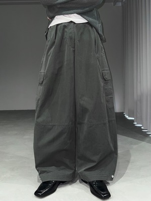 barrel leg wide trousers / khaki