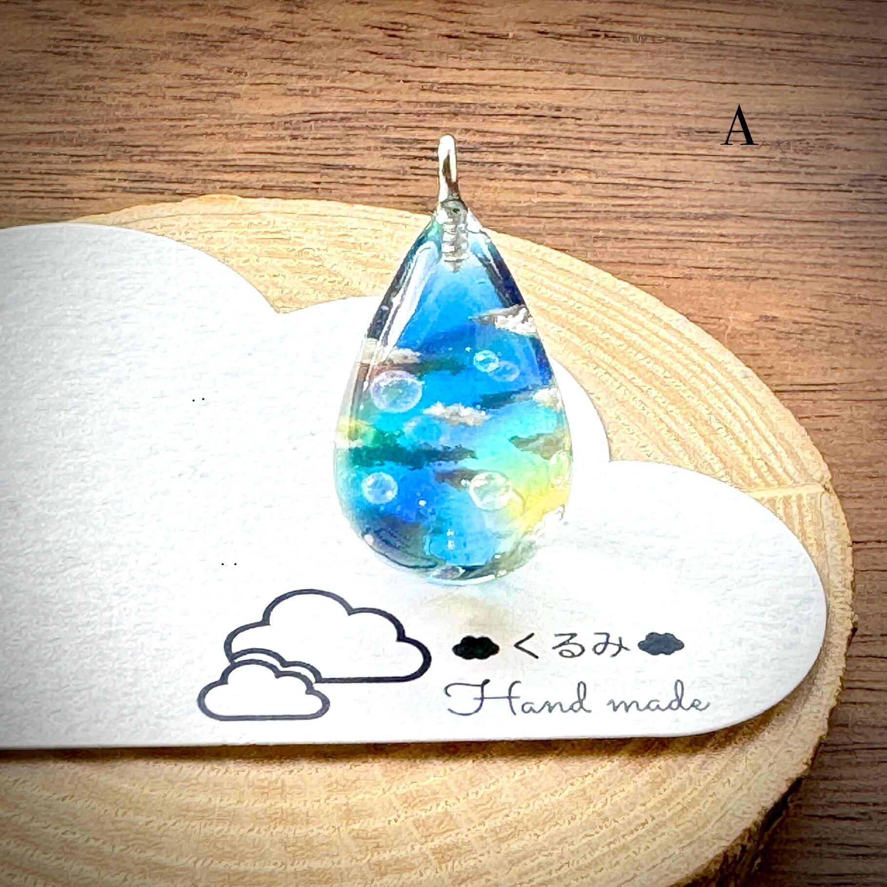 空&雲ペンダント しずく型 青空にかかる虹とシャボン玉 26×17mm A