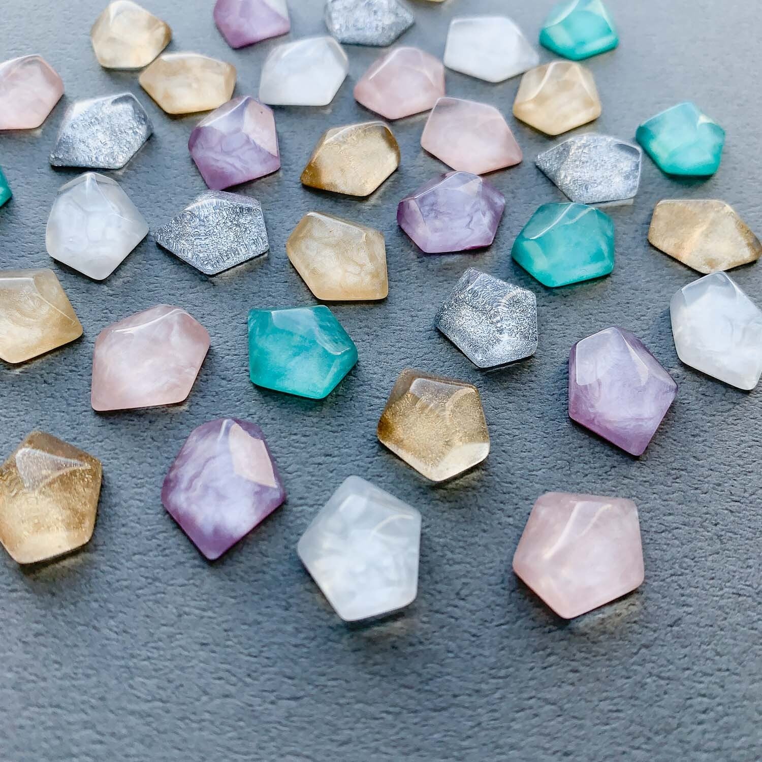 一部再入荷〉歪五角形ストーン風ラメ入りカボション | Dua