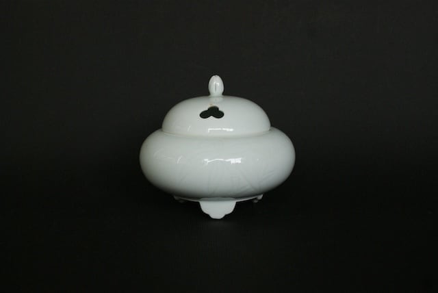 井上萬二作 香炉 白磁笹彫文(Incense burner/White porcelain by Inoue