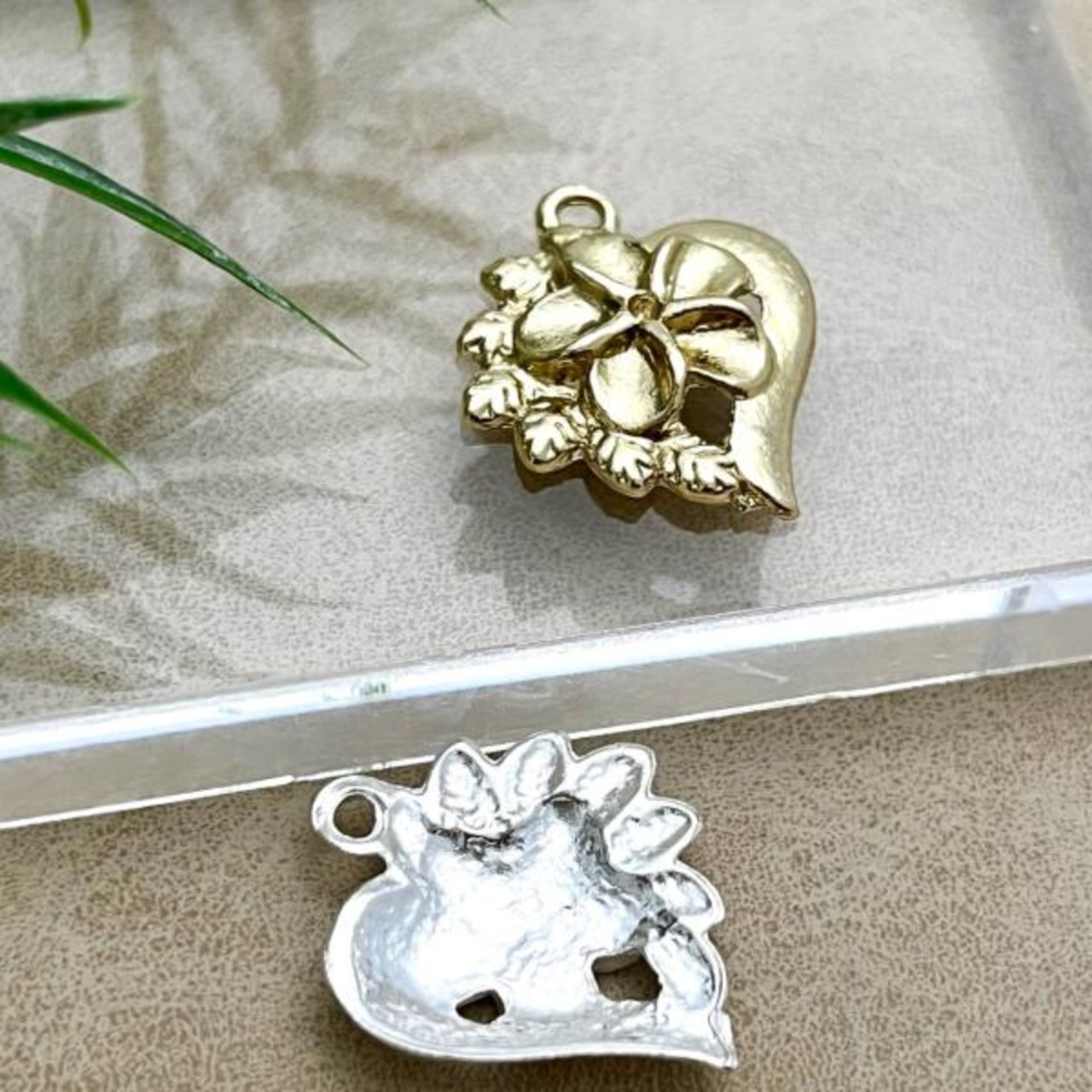 【2個】プルメリアとハートのチャーム/ハワイアン/花/フラワー