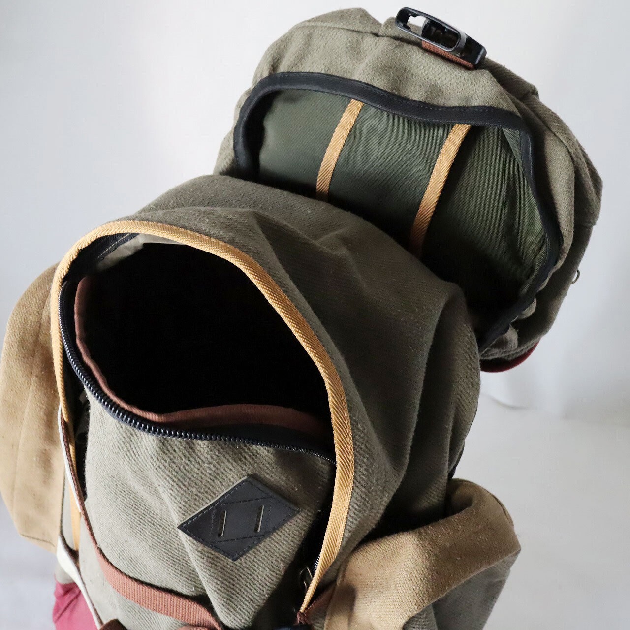 【Deadstock Item】バックパック / Convertible 2WAY Backpack/ スモーキーカーキ×バーガンディ・ボトム