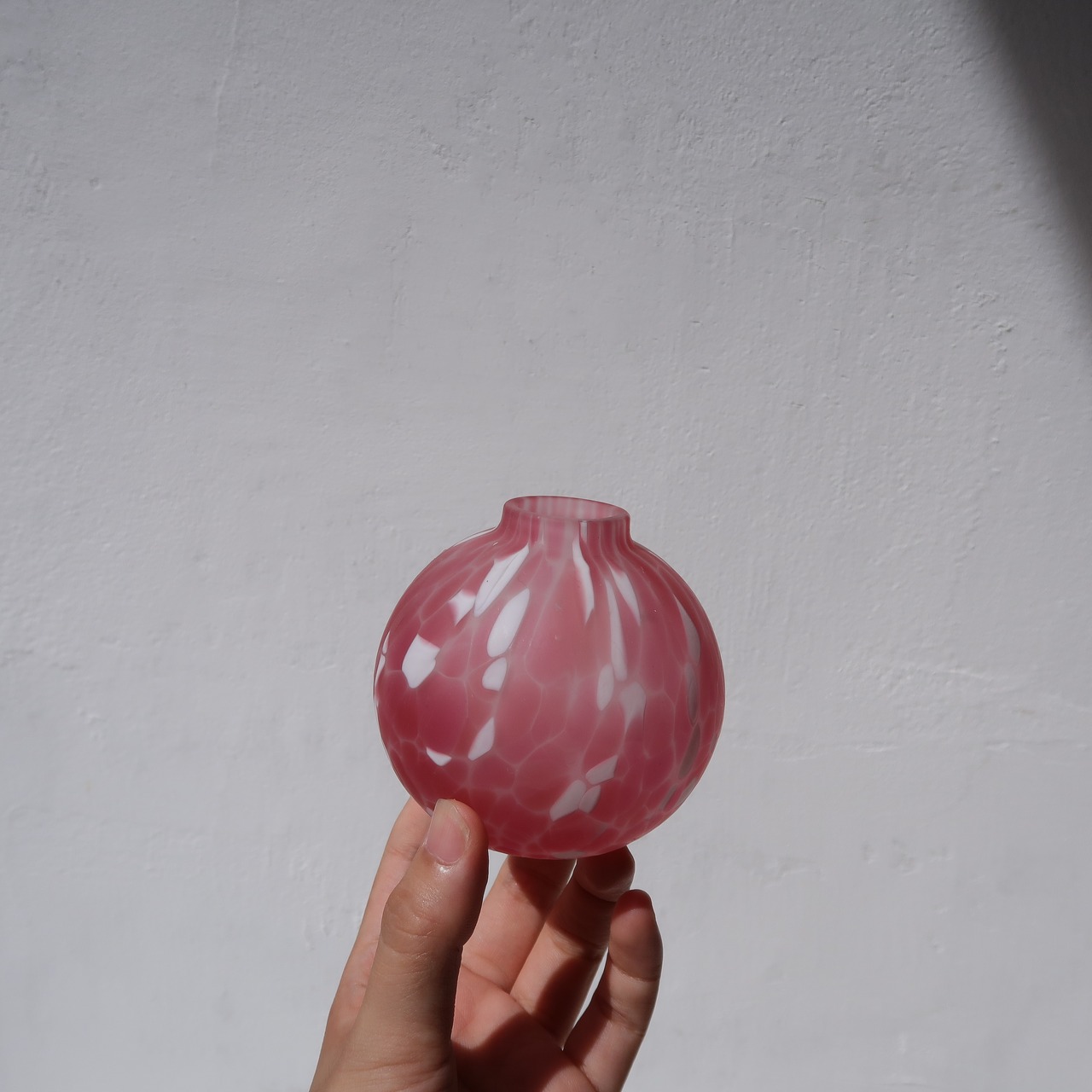 マットピンクの一輪挿し