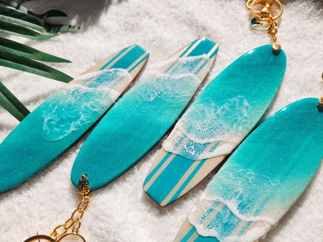 366.オーシャンレジンアート サーフボード型チャーム