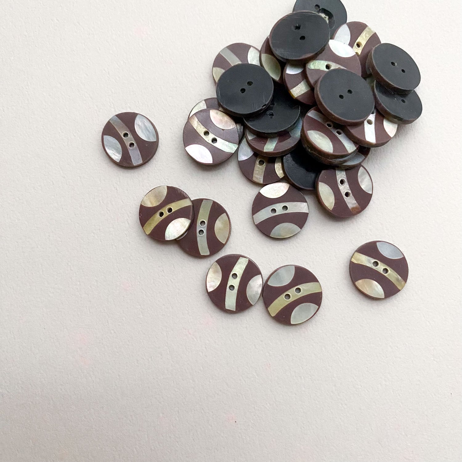 上下ナツメ模様センターラインのラウンドシェルボタン(15mm)