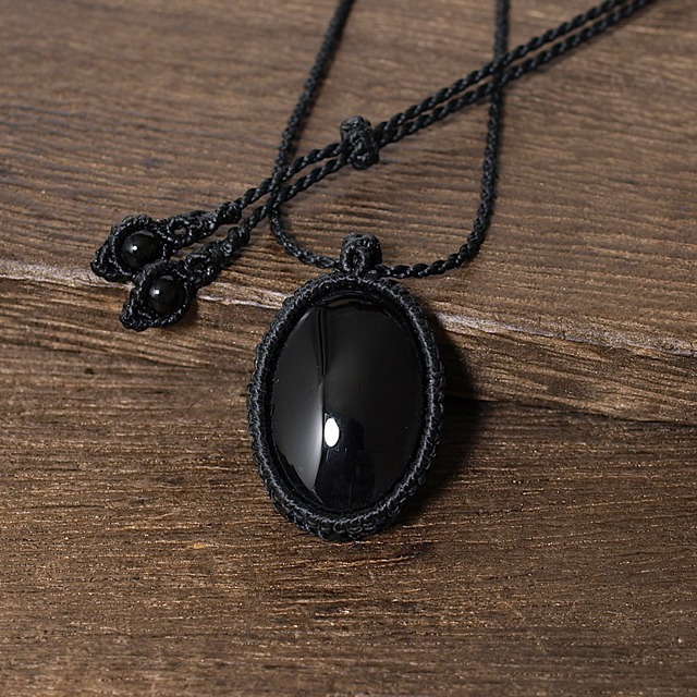 【一点物】オニキスのオーバルルースを包んだマクラメネックレスNo.1