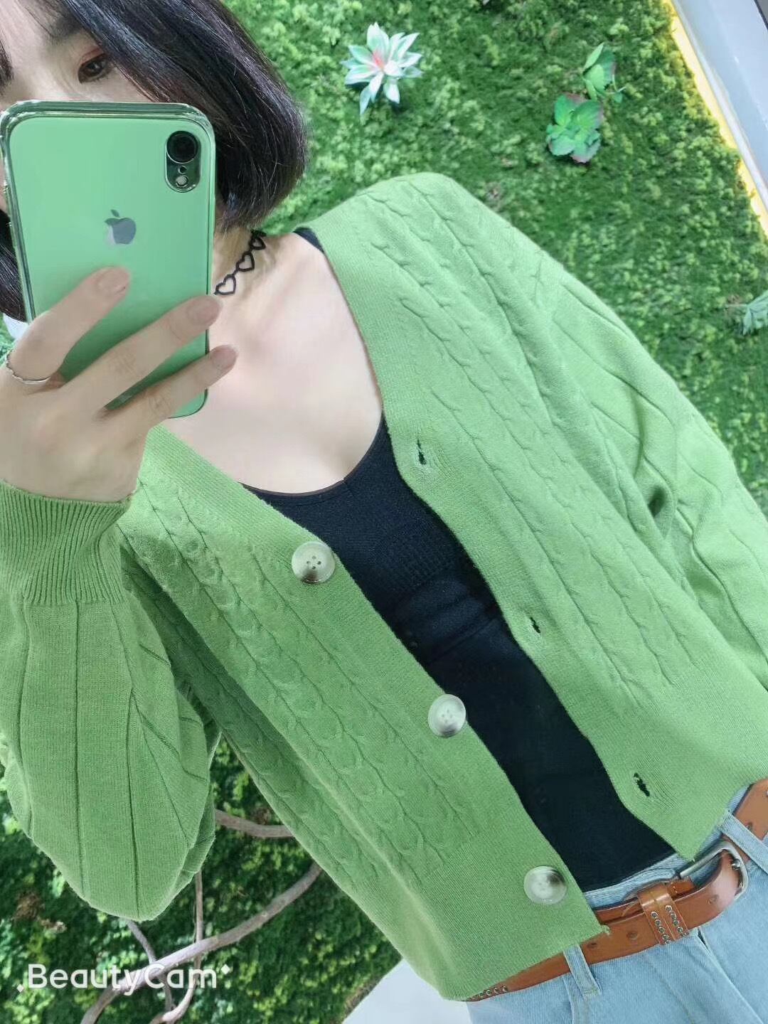 Vネックニットカーディガン