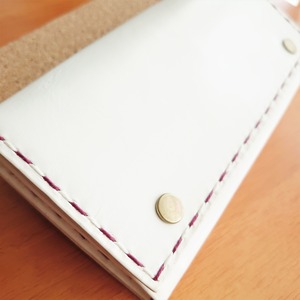 【姫路レザー】エンジと白のステッチが映えるちょっと薄めの長財布【手縫い】