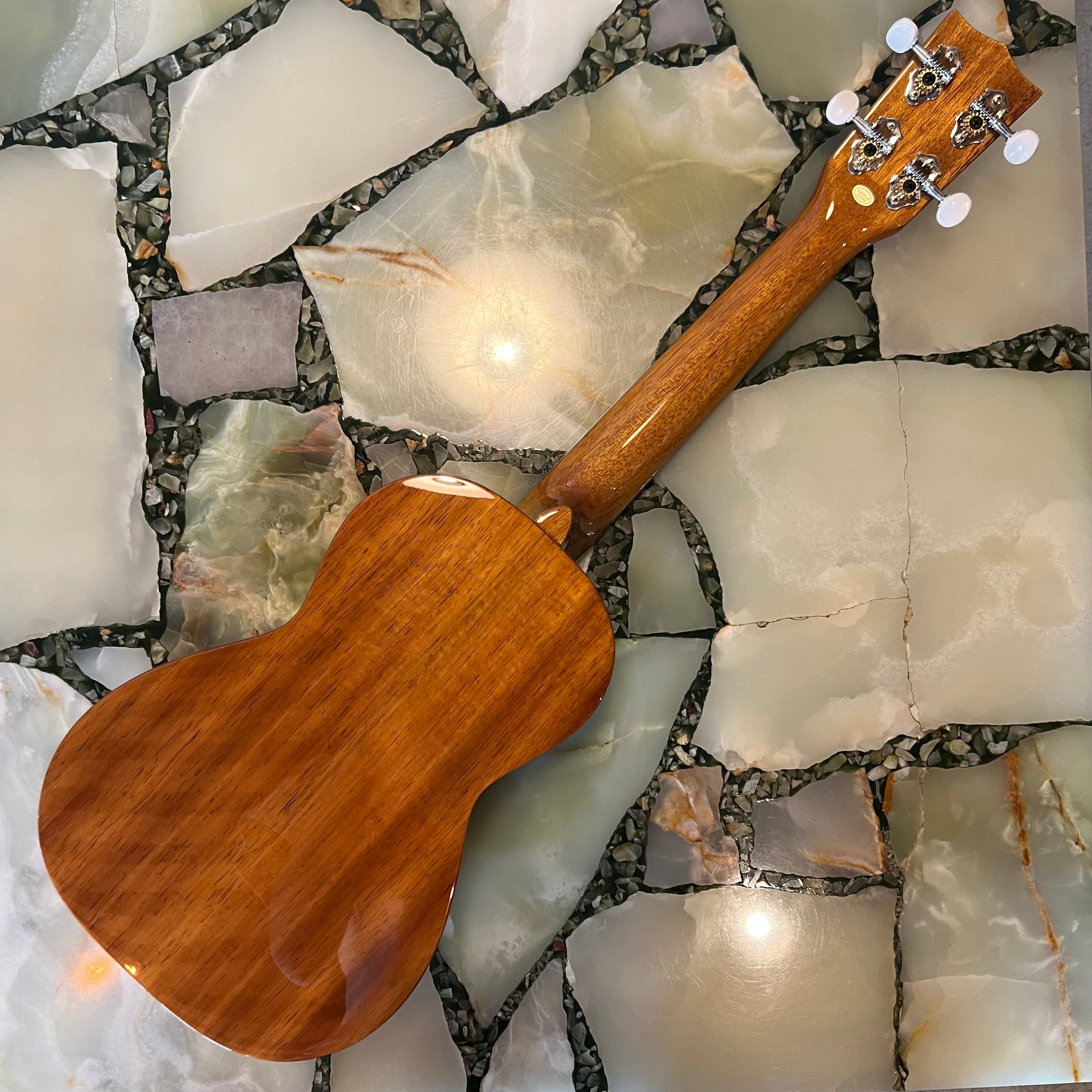 【タイムセール】【超美品】ハワイアンコア単板 ウクレレ IL-CON-4KGG ILIKAI イリカイ [IL-CON-4KGG] コンサート ハワイアンコア単板 - YouTube