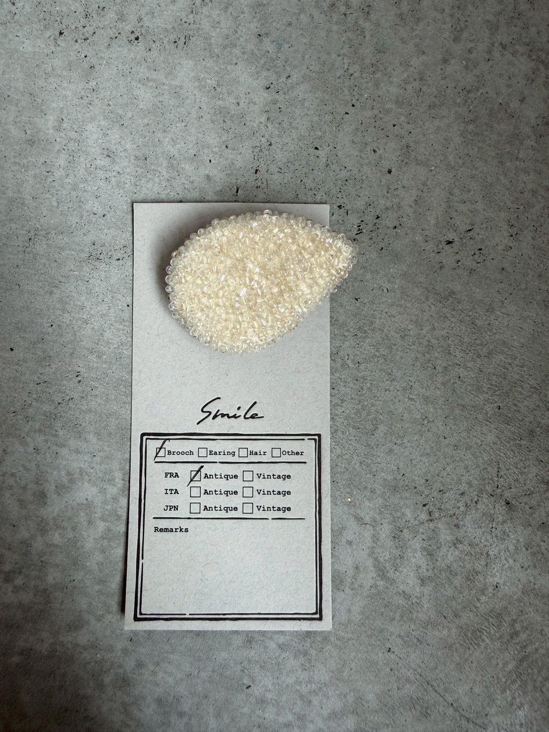 装身具「SmiLe」 №12 antiquebeadsブローチ・花びら