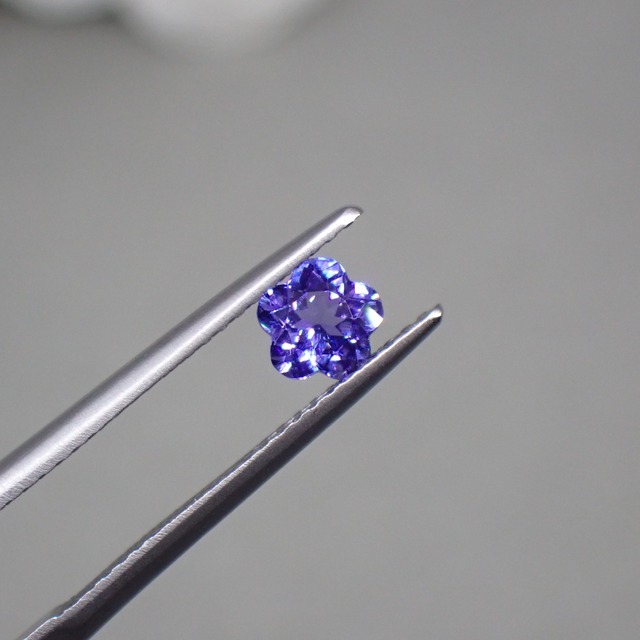 ネオン感◎美しすぎるお花カットのタンザナイト0.482ct