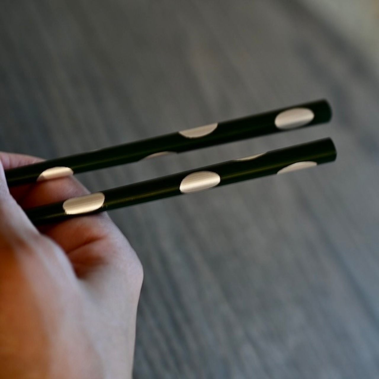 山岸紗綾　さやこ　銀の水玉のおはし　Saya Yamagishi – Silver Polka Dot Chopsticks