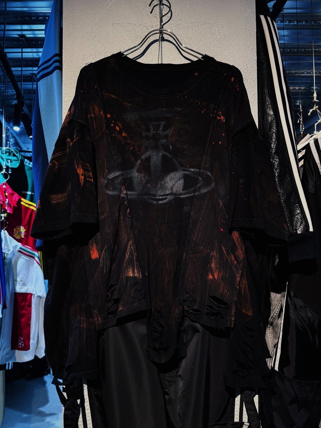 "vivid notes"The Anarchist's Layered Orbit black T-shirt