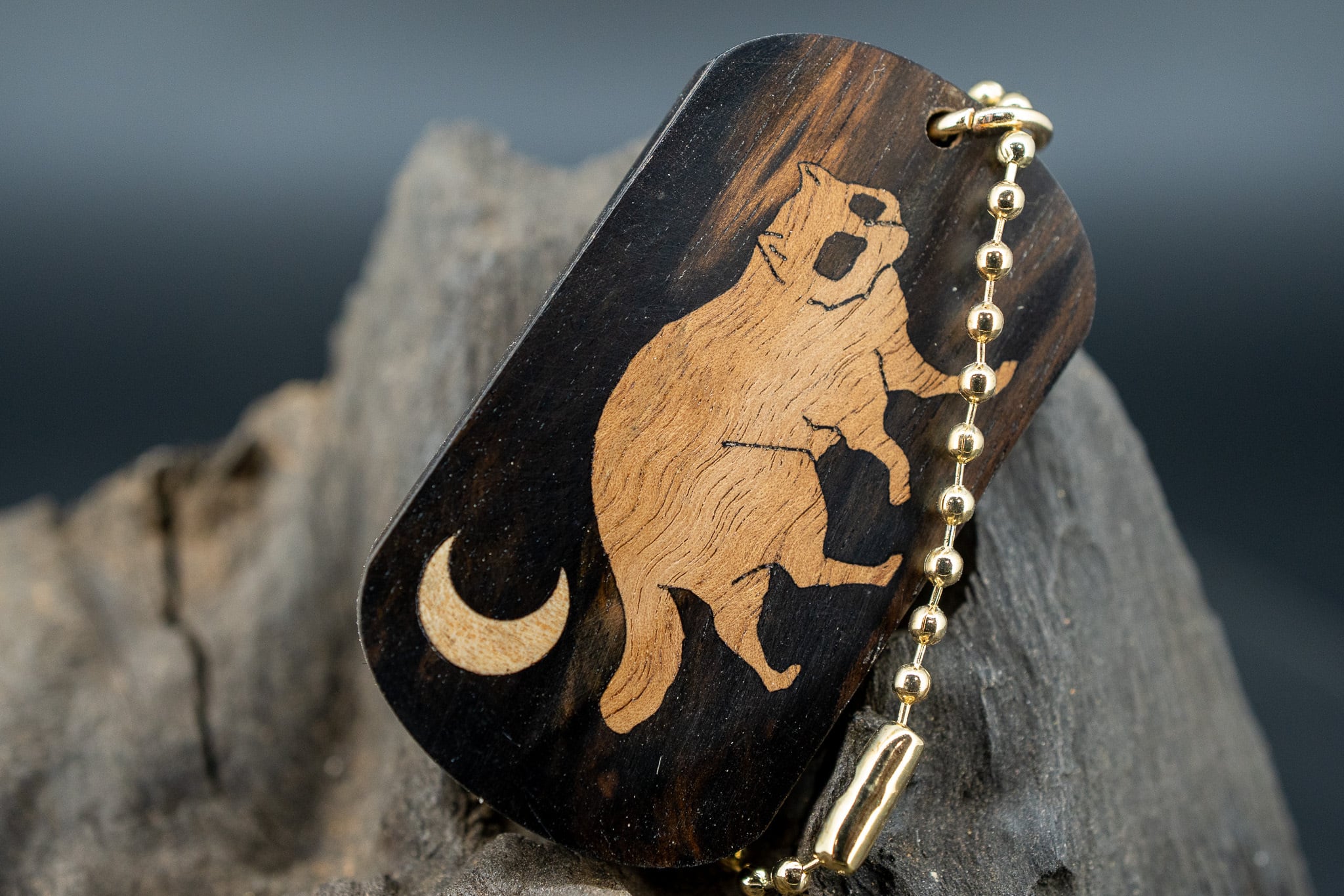 【 染色の美 】 ムンエボニー ドッグタグ 象嵌 三日月とたぬき