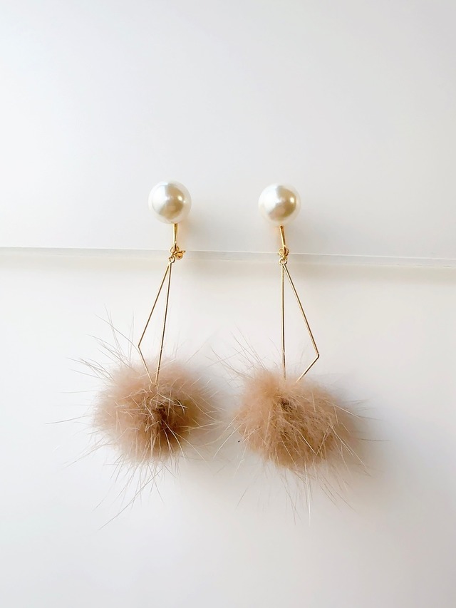 パールスタッドイヤリングｘ三角チャームｘベージュファー