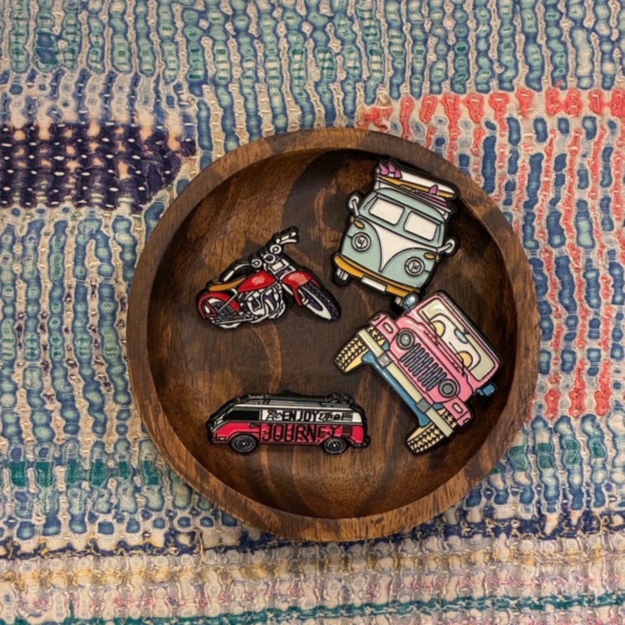 TOPANGA Jewelry Pin Brooch  Enjoy journey　ピンブローチ　エンジョイジャーニー　ジャケット　キャップ　プレゼント　プチギフト　バス　ワゴン　ピンク