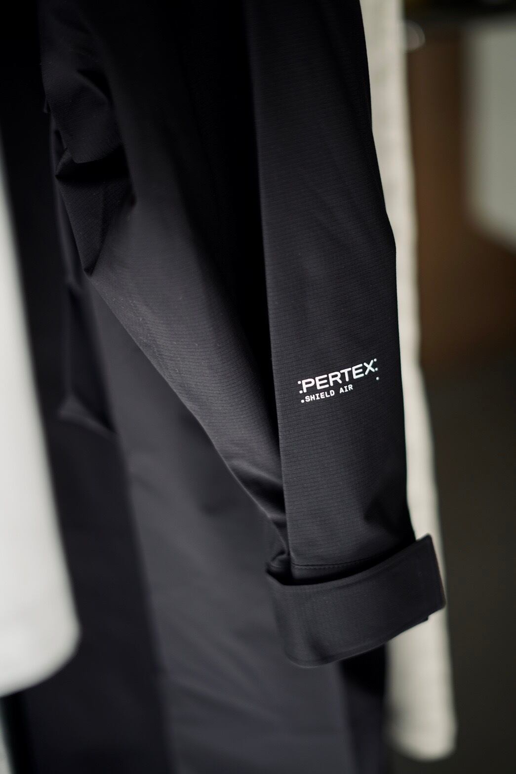 HYKE / PERTEX®︎ DESERT STORM COAT ( BLACK ) | JUQUI Online