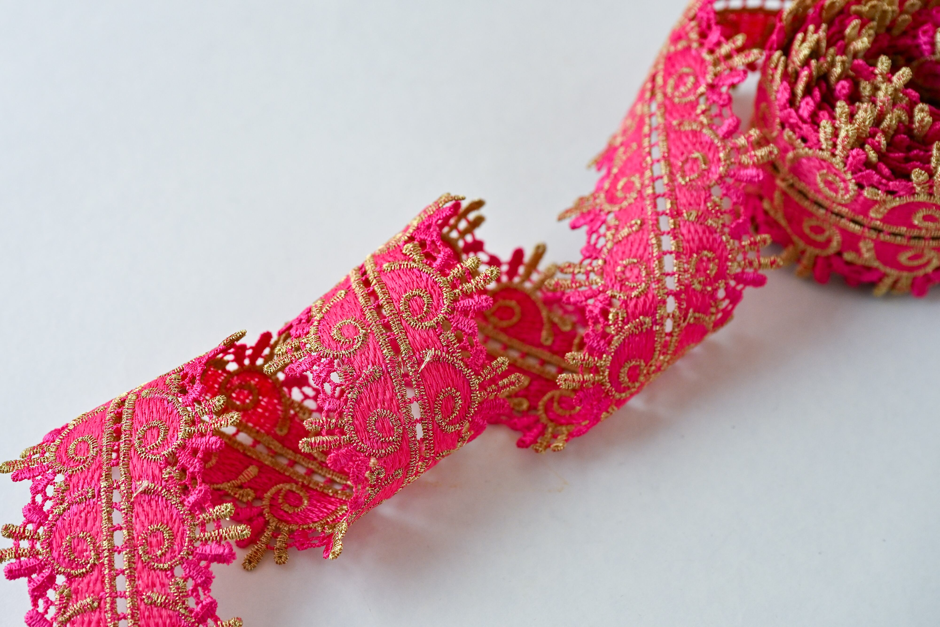 ピンク×ゴールドの刺繍レースリボン（幅5.5センチ・1メートル