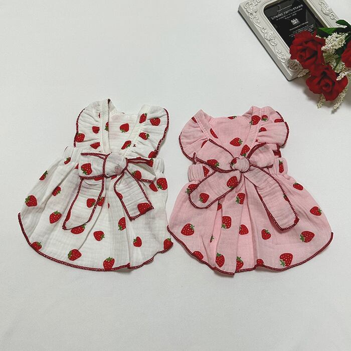 【SALE】 strawberry cotton onepiece S ~ XL 2color / 犬服 春夏 新作 ワンピース リボン イチゴ柄 ドレス コットン 可愛い ドッグウェア スカート ピンク シャーリング フリル袖 お揃い onepiece57