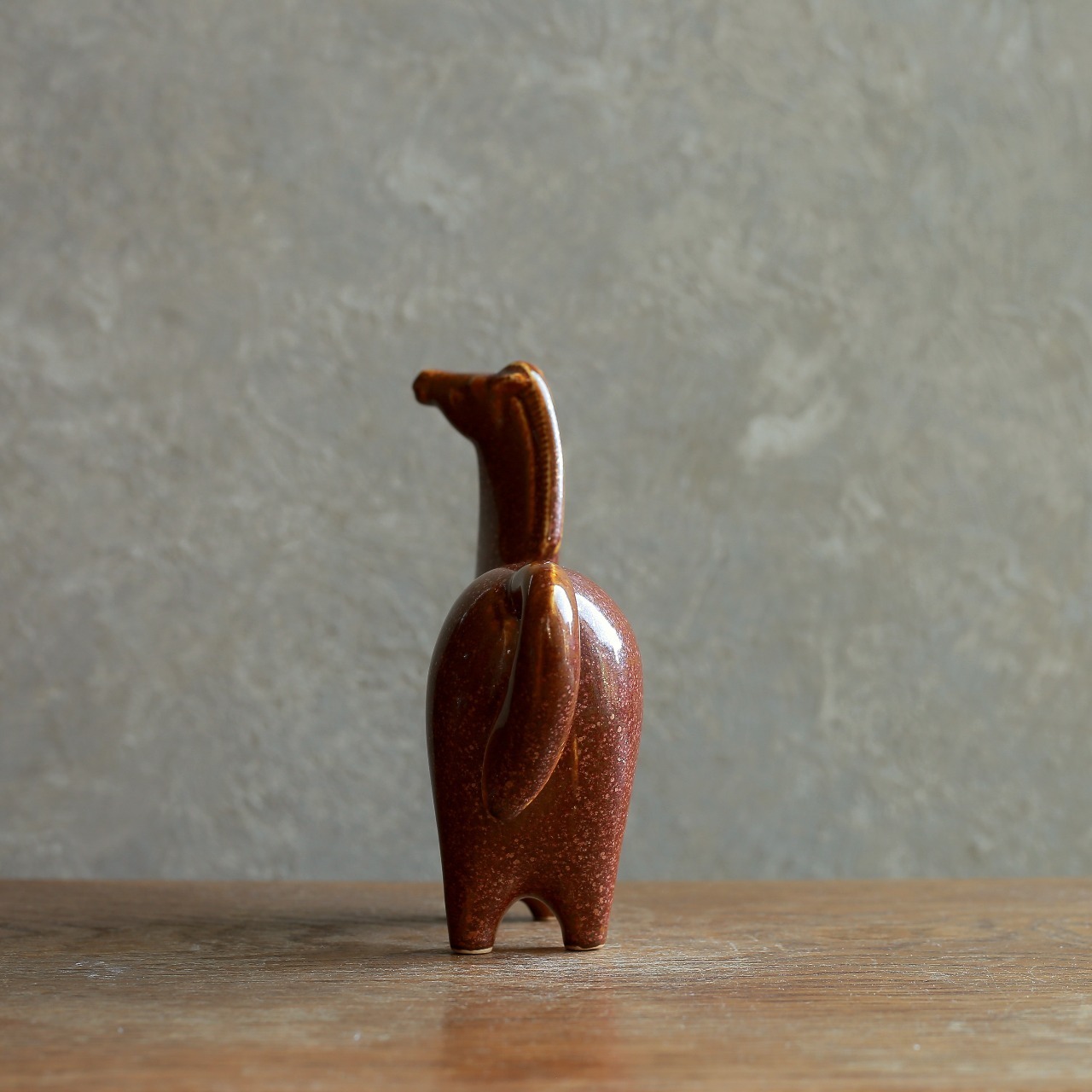 凛々しい表情の、茶色く滑らかな馬