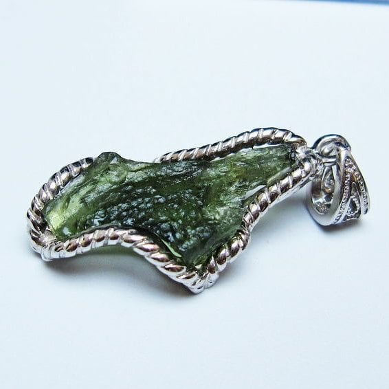 モルダバイト ペンダント モルダウ石 ペンダントトップ 原石 一点物 メール便可 [M便 1/20] 199-555