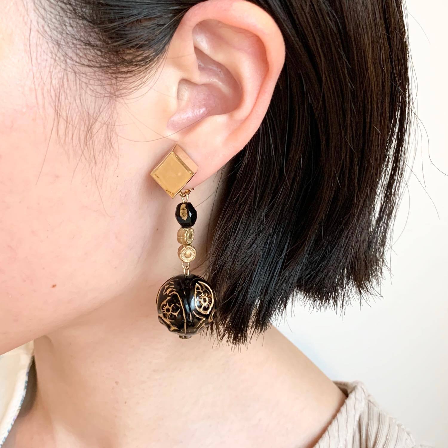 ゴールド 花模様 ピアス ビーズ付き 花模様ビーズの黒とゴールドの〈ピアス/イヤリング〉 | Dua