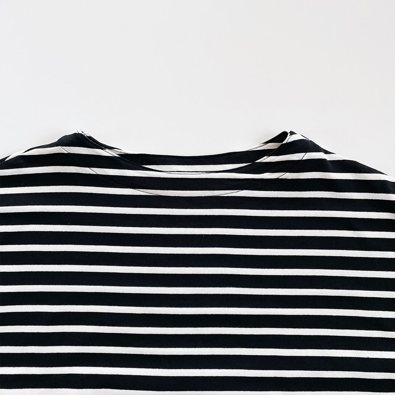 Border boat neck dress (black×off-white)