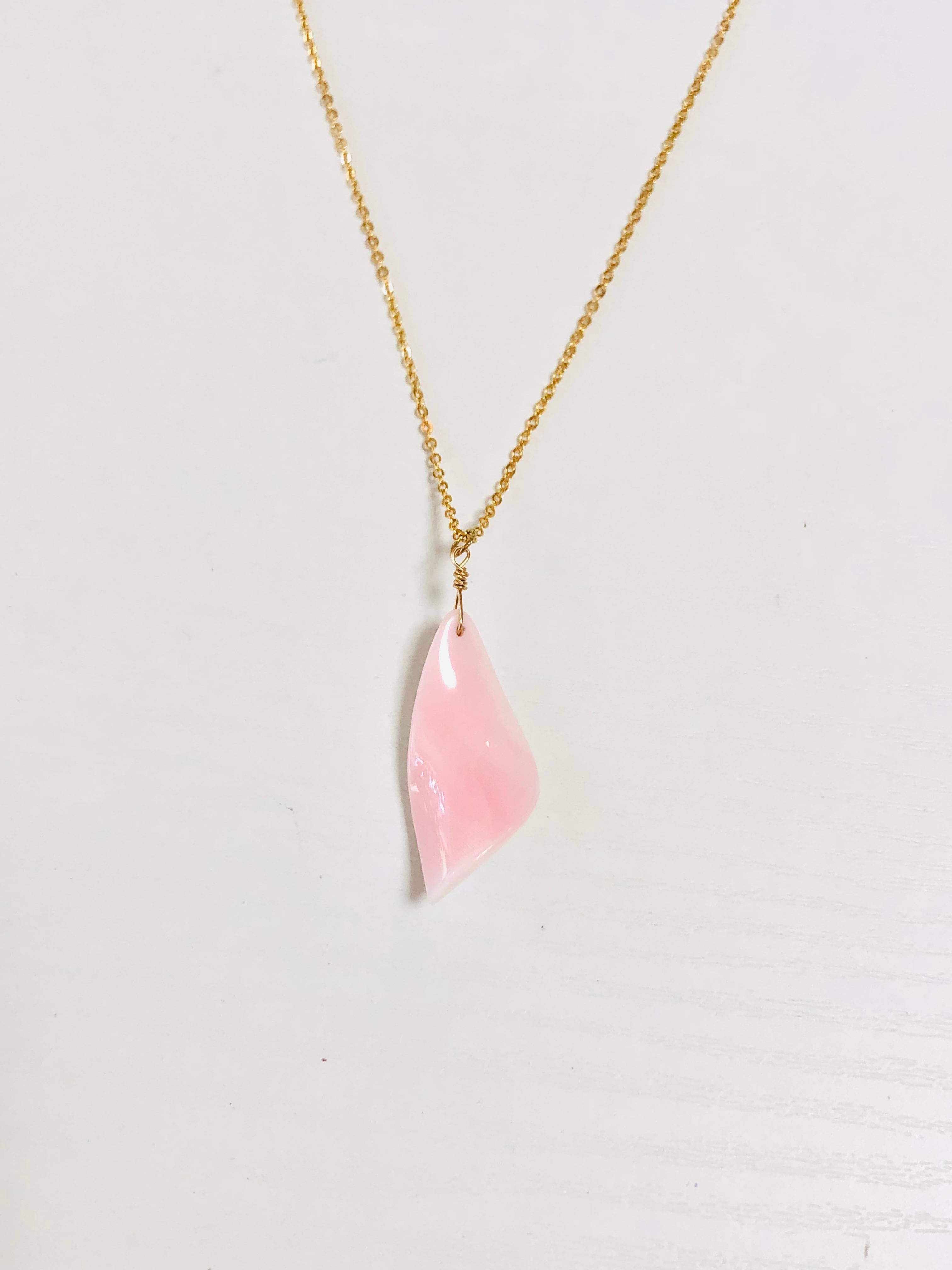 クイーンコンクシェルの大粒花びらネックレス | 虹色の星