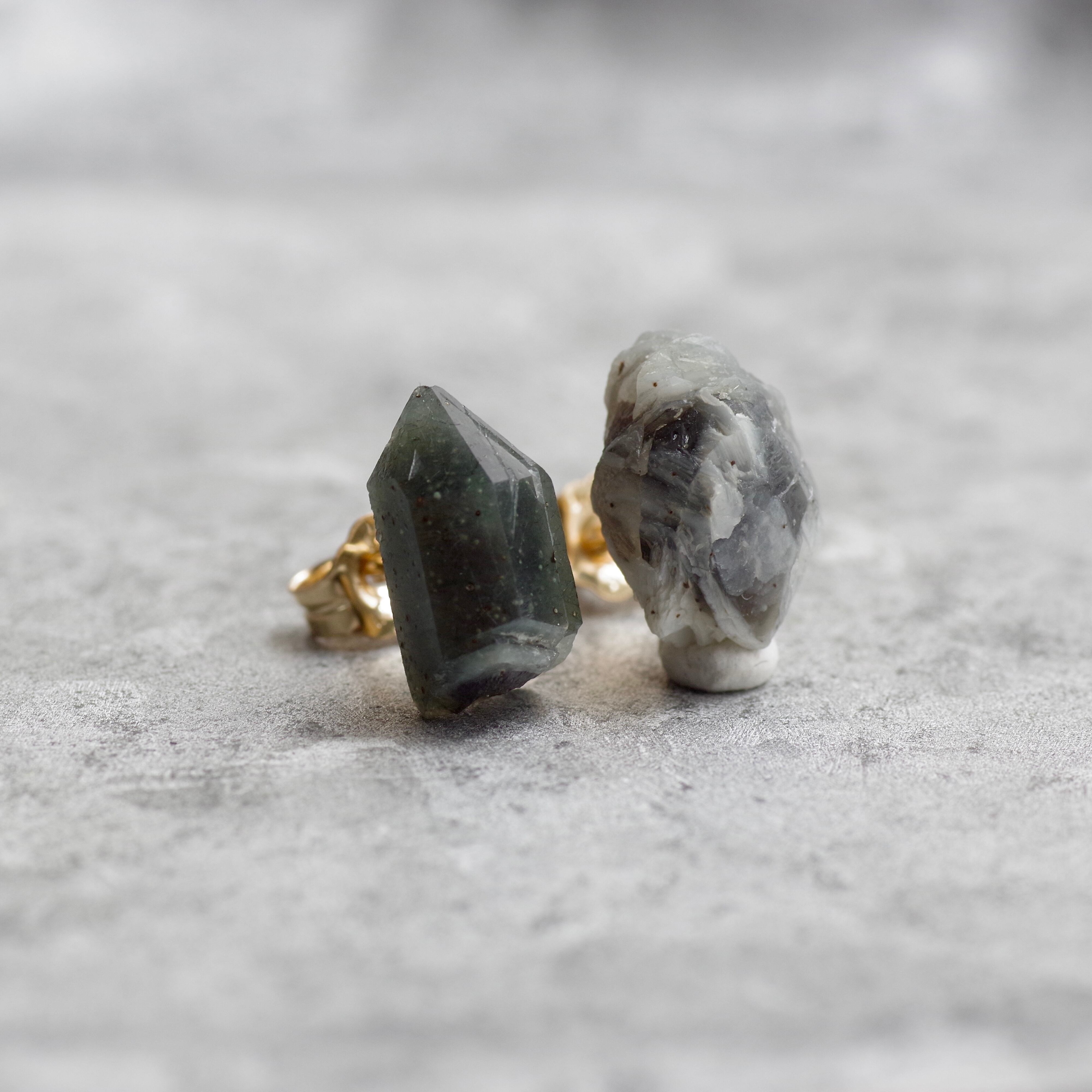 一点もの】 ヘデンバーガイトインクォーツ 鉱物原石 14kgfピアス