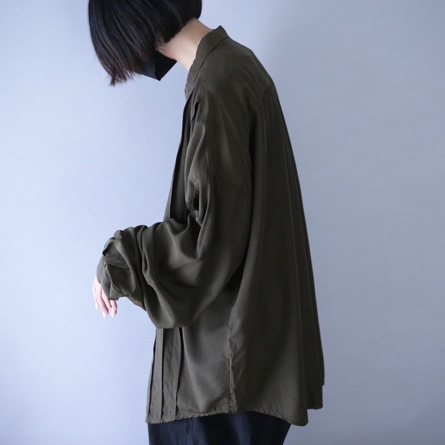 pleats and fry-front minimal design over silhouette shirt