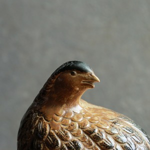 ぽってりとした、味わい深い陶器の鳥（大）