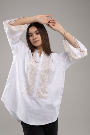 ウクライナ刺繍ヴィシヴァンカ　シルク糸　手刺繍　レディース・フリーサイズ