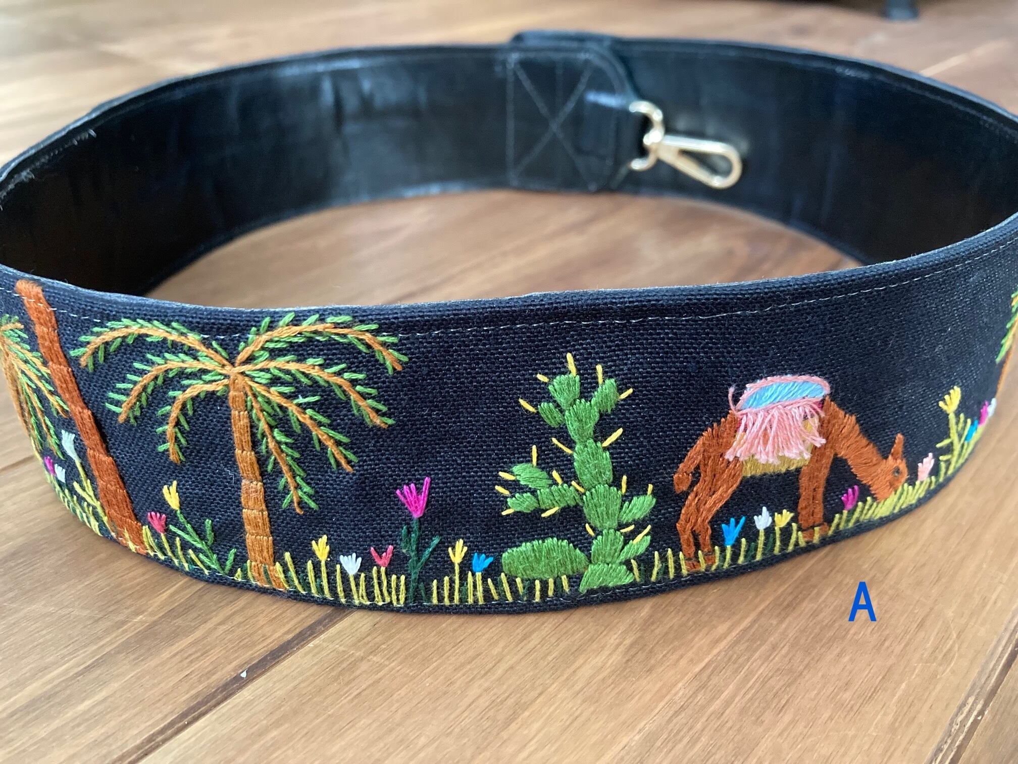 【20%オフ:ラクダとオアシスモチーフの手刺繍ベルト】