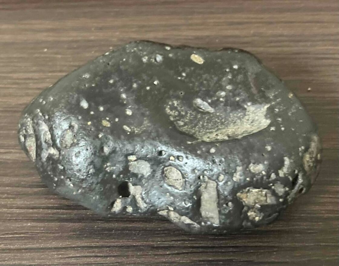 超特価！1,300,000円！「大型隕石」德島県神山鮎喰川産の屈指の最上級 