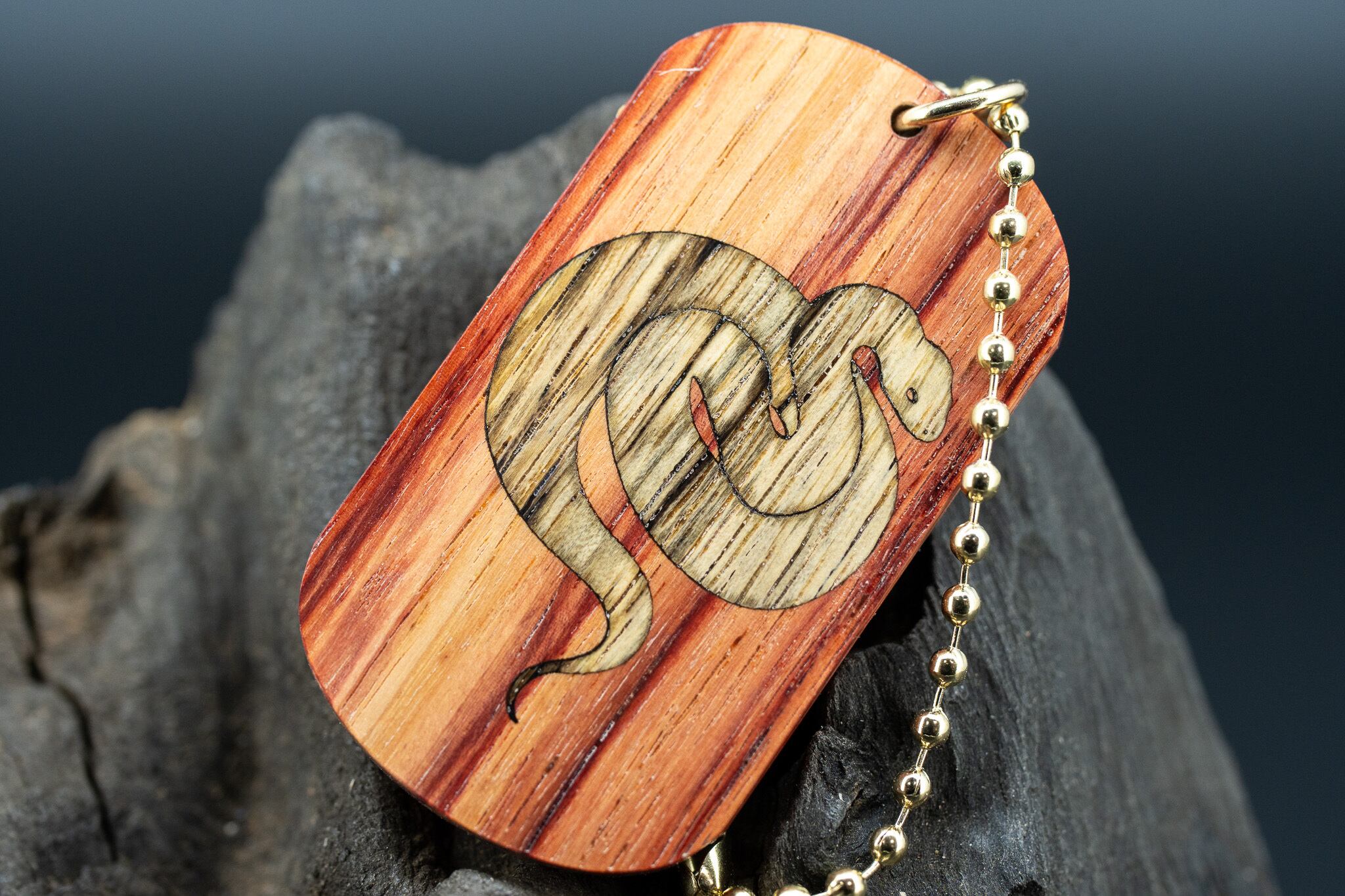 ※【 木材の女王】 チューリップウッド ドッグタグ 象嵌 干支タグ 乙巳