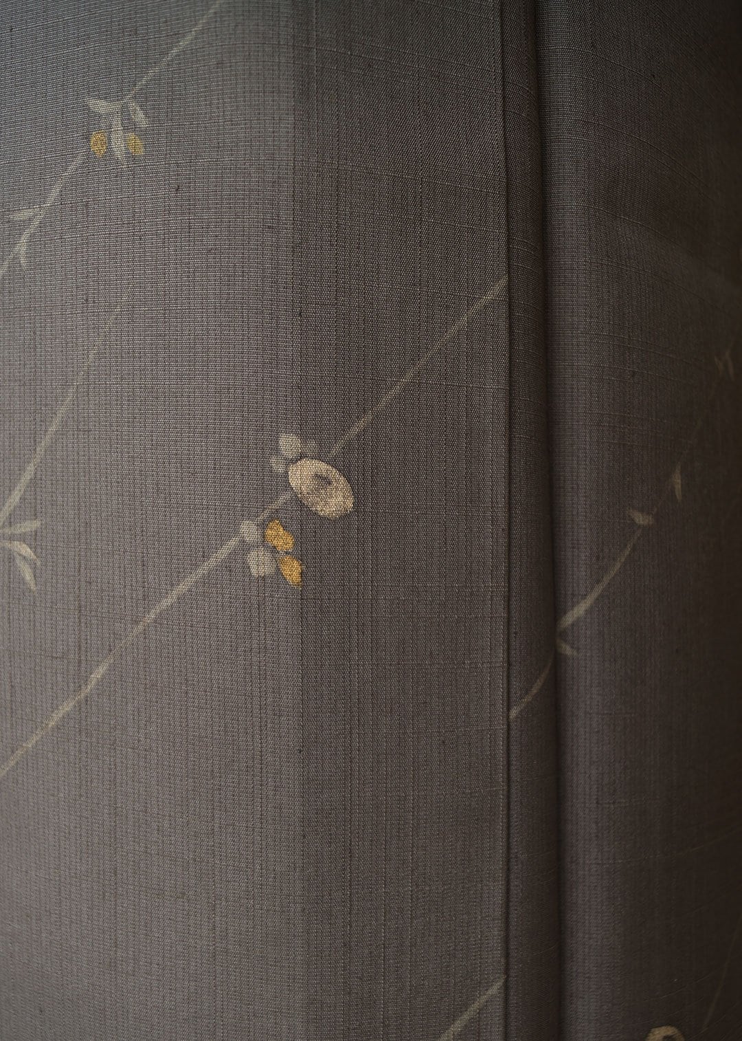 【単衣】 涅色 ラインに花文 染め紬