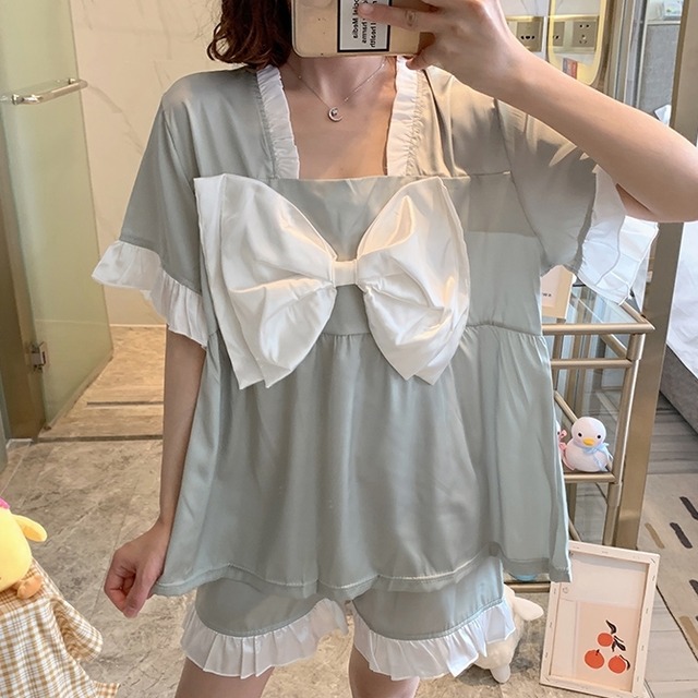 【送料無料】7色 パジャマ ルームウェア 春 夏 上下セット 半袖 ショートパンツ トップス 寝巻き レディース 可愛い ブルー スクエアネック ブルー シャンパン ピンク リボン パープル ホワイト フリル 半袖 レトロ ガーリー  ラブリー キュート 甘め カジュアル 女の子 女性用 韓国 パジャマ ホームウェア ナイトウェア 10代 20代 30代 休日 オフ お泊まり デート 旅行 リラックス 部屋着 インスタ映え 楽ちん モテ スタイル 韓国 ファッション オルチャン db3176