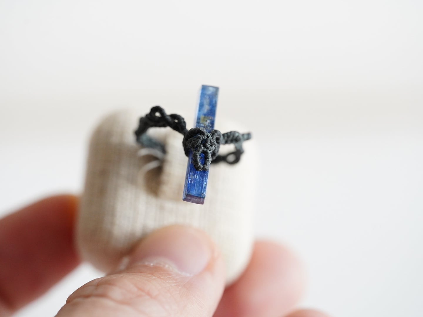 カイヤナイトタンブル／マクラメリング／Kyanite macrame ring