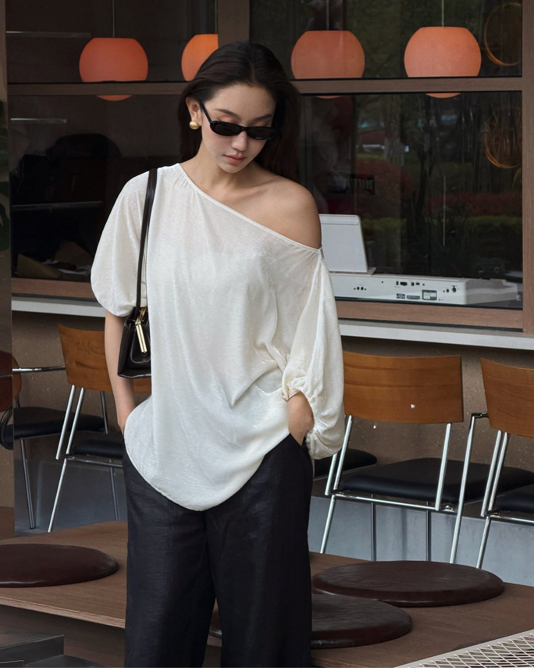 オフショルダーシルクトップス S26157