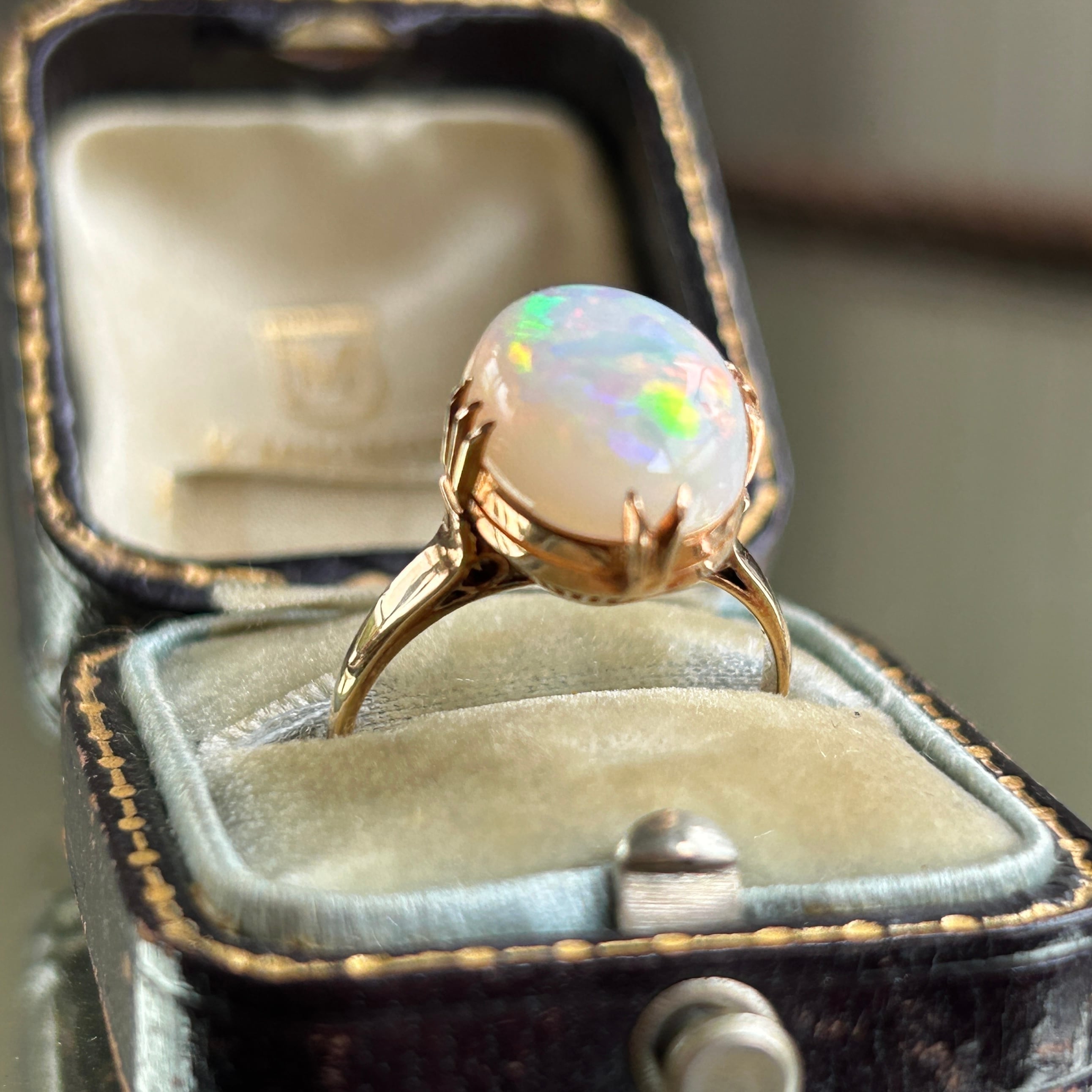 ヴィンテージ　K18　千本すかし端正なホワイトオパールのリング