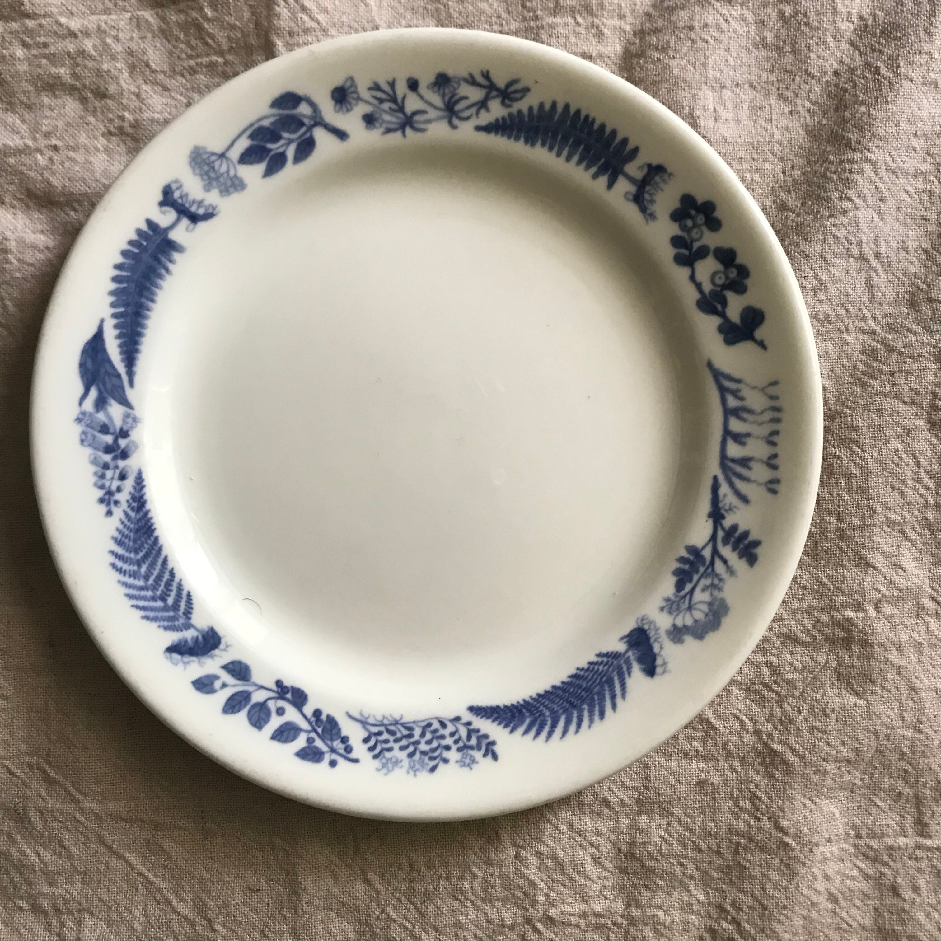 青い草模様の17cmプレート