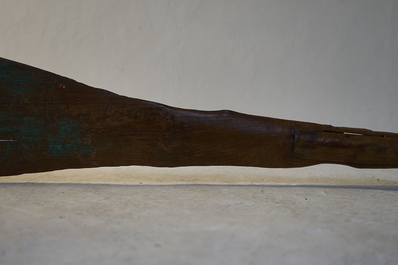 古い木造船の舵板