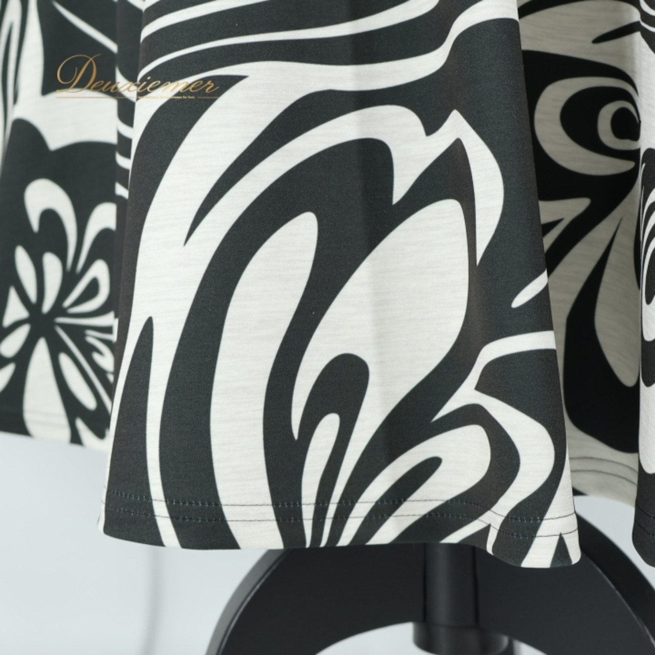 フラダンス 衣装 ワンピース ドレス ブラック系 ホワイト系 エムエムジェイ 日本製 モノトーン 大人っぽい かわいい フラワープリント ハワイアンプリント アロハ マーメイド フレア MMJ 白 黒 レッスン 練習 フラ ダンス エレガント フェミニン ステージ衣装 ワイドフレア 伸縮性あり